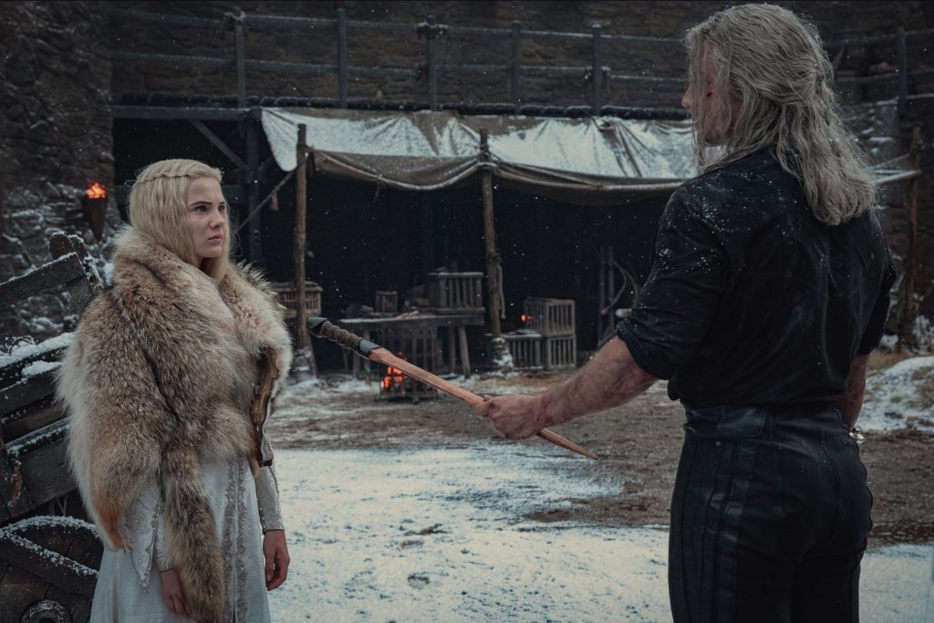 Geralt et Ciri dans la cour de Kaer Morhen.
