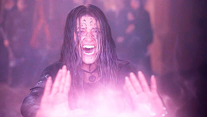 La magicienne Yennefer de Vengerberg dans la série The Witcher